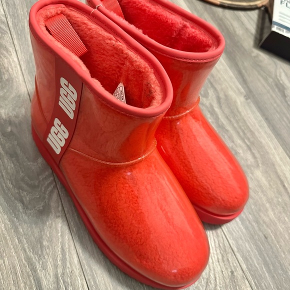 Ugg rain boots with fur inside I tried on in house. In new condition. Retai $250 - Picture 3 of 9